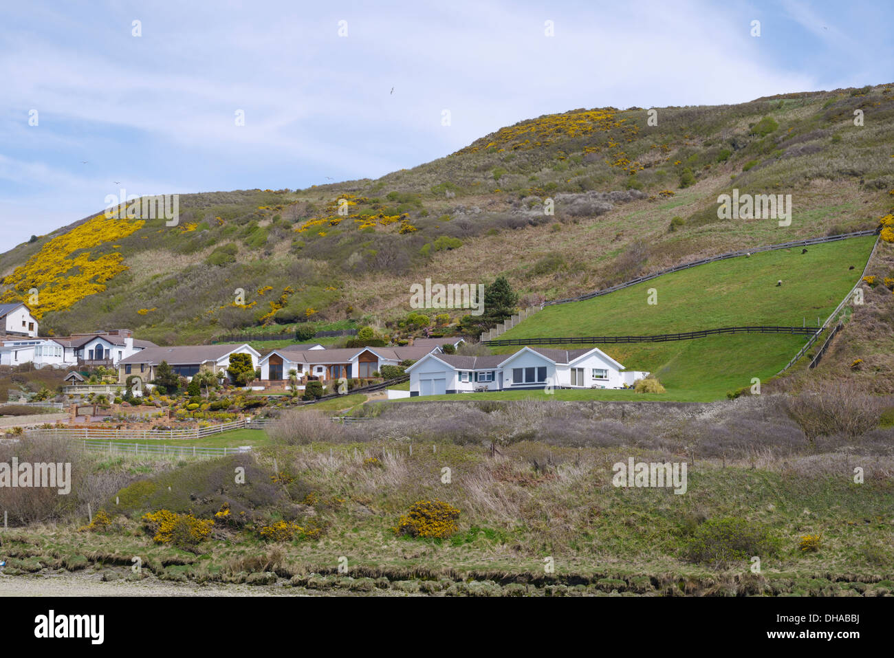 Proprietà privata proprietario occupò gran piano singolo bungalows sul bordo del fiume Ystwyth, Aberystwyth, Wales, Regno Unito Foto Stock