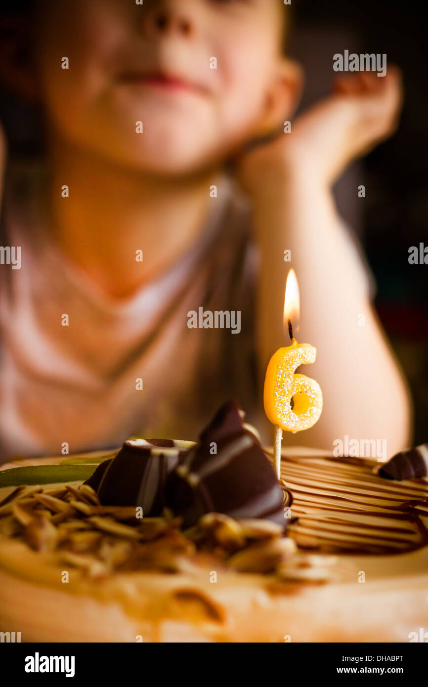 Il ragazzo guarda la torta di compleanno Foto Stock