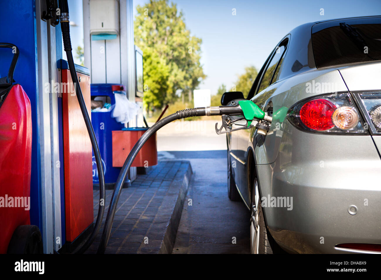 Auto il rifornimento di carburante in una stazione di benzina. Foto Stock