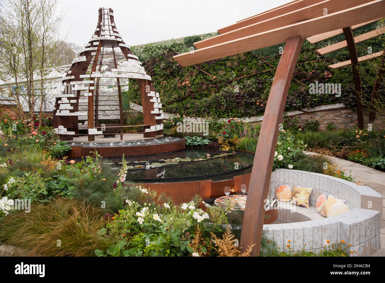 Chelsea Flower Show 2013 Stoke-on-Trent della storia di trasformazione Designer Stoke-on-Trent consiglio paesaggisti. La flora di argento Foto Stock