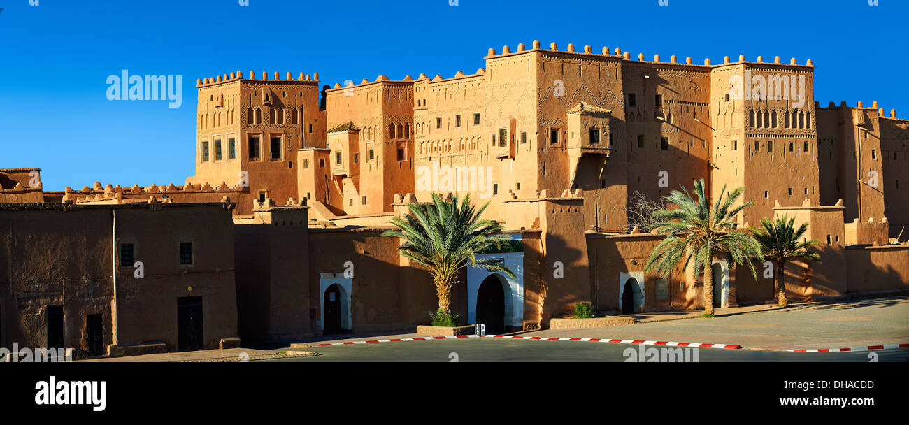 Esterno del mattone di fango kasbah Taourirt, Ouarzazate, Marocco, costruito da pascià Glaoui. Un sito Patrimonio Mondiale dell'Unesco Foto Stock