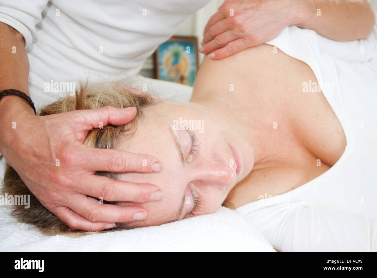 Un massaggiatore esegue un massaggio shiatsu in un bianco sala di trattamento Foto Stock