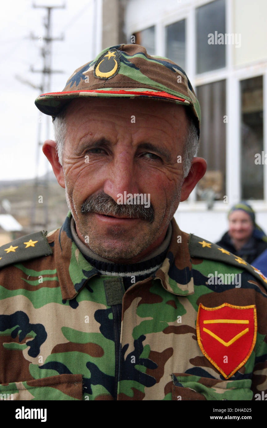 Tradizionale uomo musulmano di Istanbul, Turchia indossando un esercito uniforme Foto Stock
