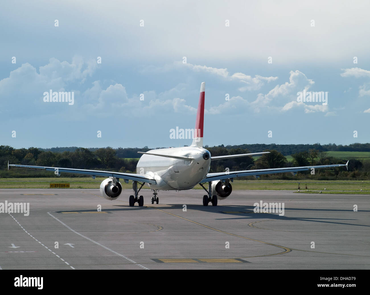 Aereo jet rullaggio sulla pista di aeroporto Foto Stock