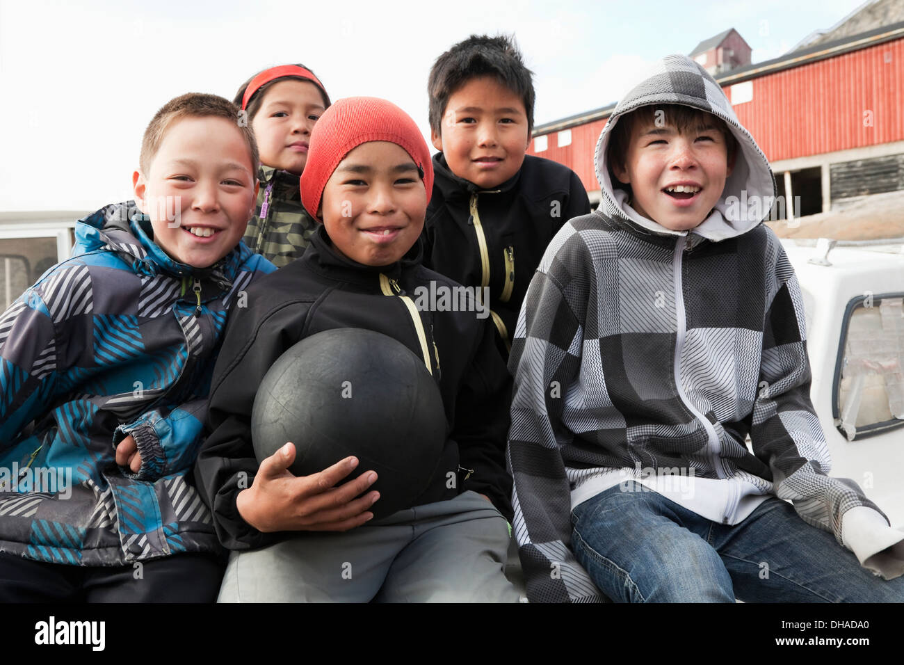 Gruppo di bambini Inuit; Kangaamiut, Groenlandia Foto Stock