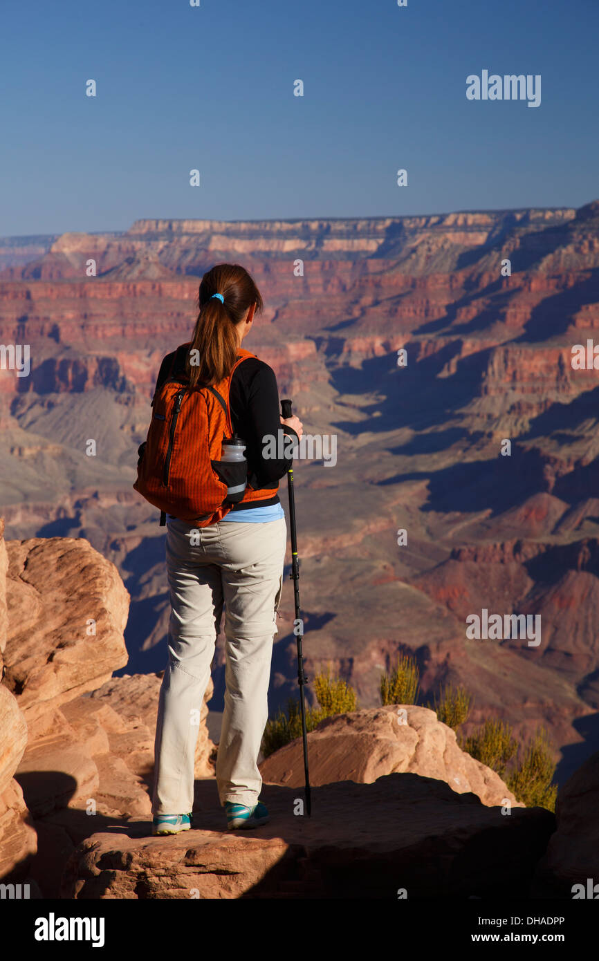 Escursionista presso Ooh-ahh punto sulla South Kaibab Trail, il Parco Nazionale del Grand Canyon, Arizona. (Modello rilasciato) Foto Stock