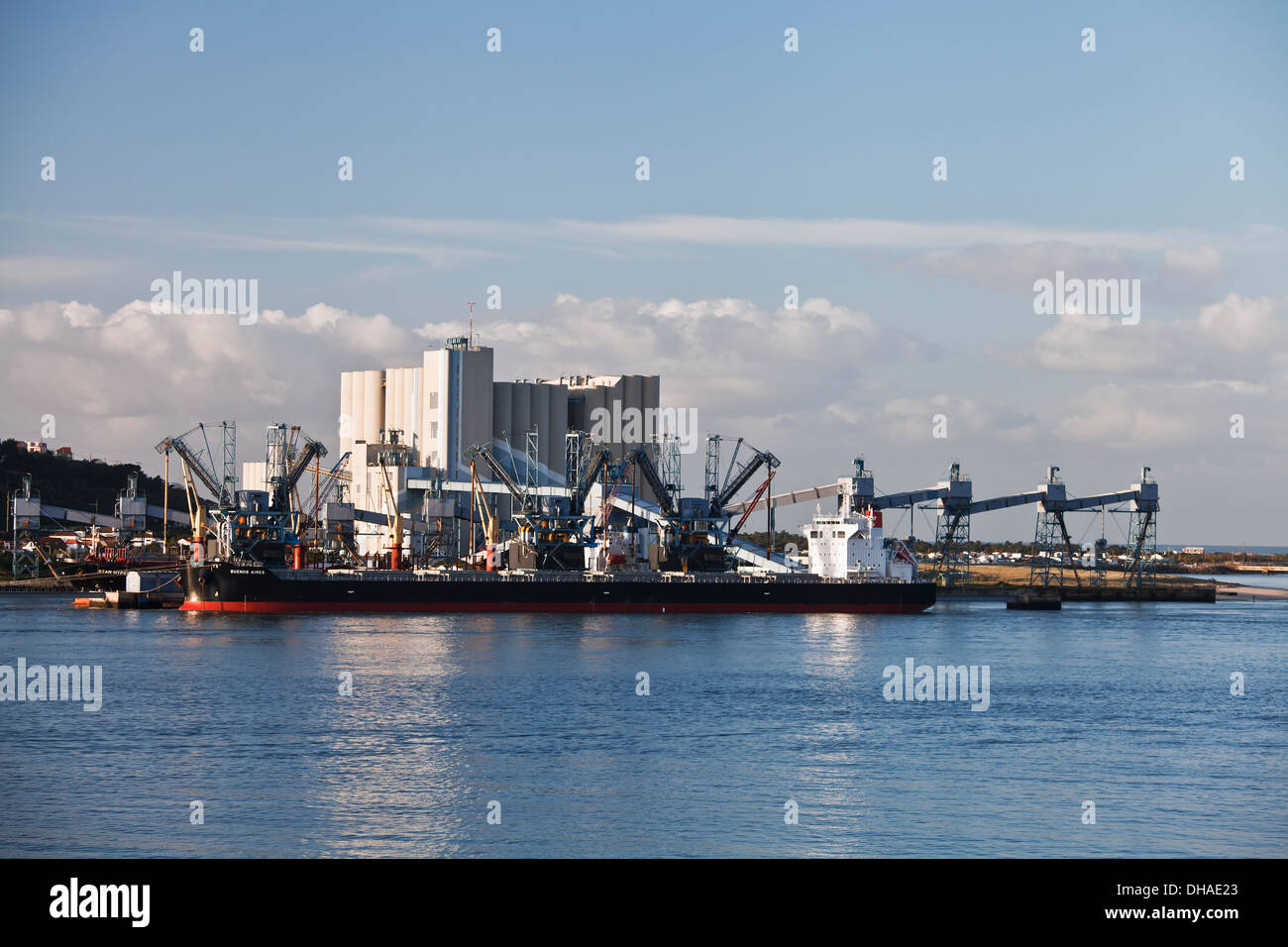 Porto commerciale sul fiume Tago; Lisbona, Portogallo Foto Stock