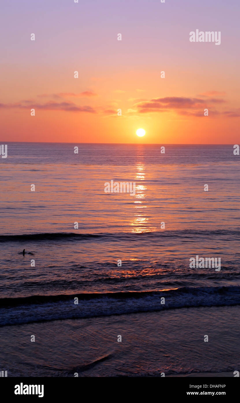 Tramonto sulla spiaggia in Escondido come surfers tentare di trovare teh Ultime ondate Foto Stock