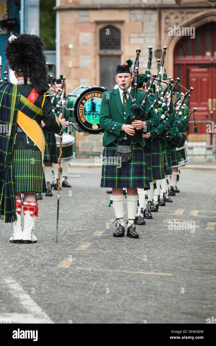 Huntly tubo Marching Band In Huntly quadrato in Aberdeenshire, Scozia. Foto Stock