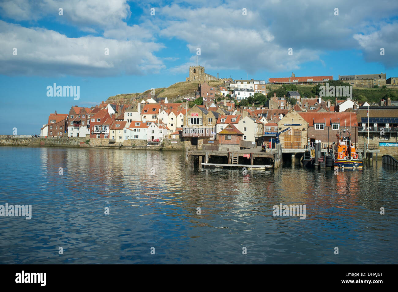 Immagine a colori del porto nella cittadina balneare di Whitby, North Yorkshire, Inghilterra con profonda, colori saturi. Foto Stock