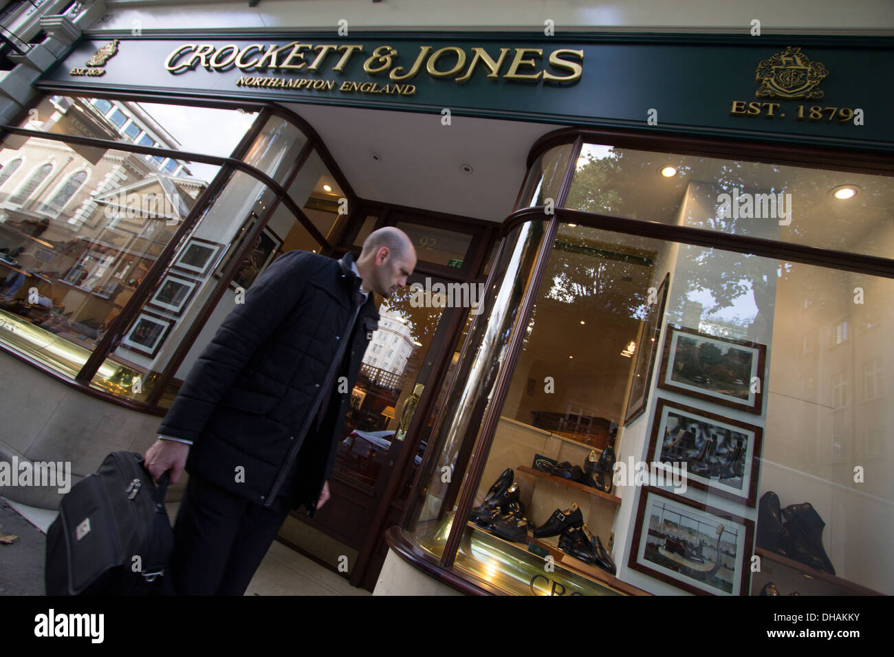 Negozio di calzature e calzature di lusso Crockett & Jones a Londra, Regno Unito, rinomato calzolaio britannico fondato nel 1879 Foto Stock