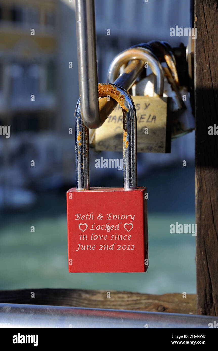 Amore lucchetto sul Ponte dell'Accademia, Venezia Foto Stock