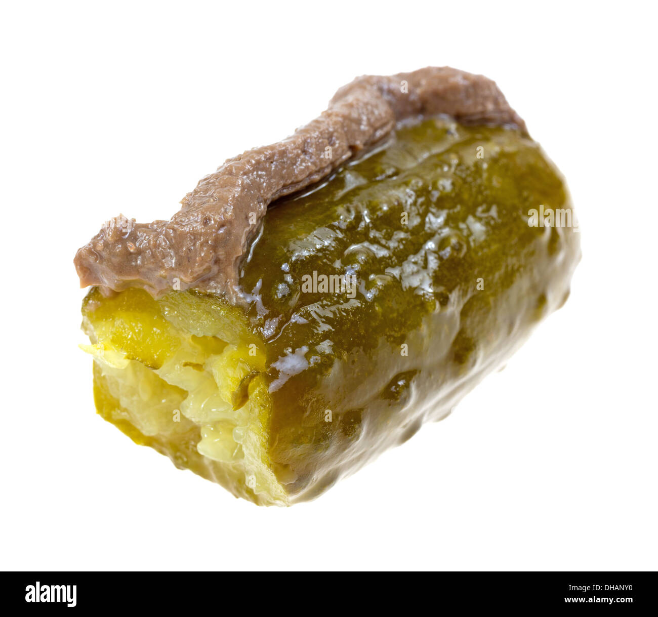 Un grande dill pickle con pasta di acciughe sulla parte superiore che è stato picchiato su uno sfondo bianco. Foto Stock