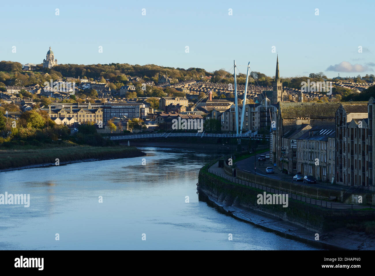 Lancaster centro città tra cui il fiume Lune di Ashton Memorial la cattedrale e il fiume Lune Millennium Footbridge Foto Stock