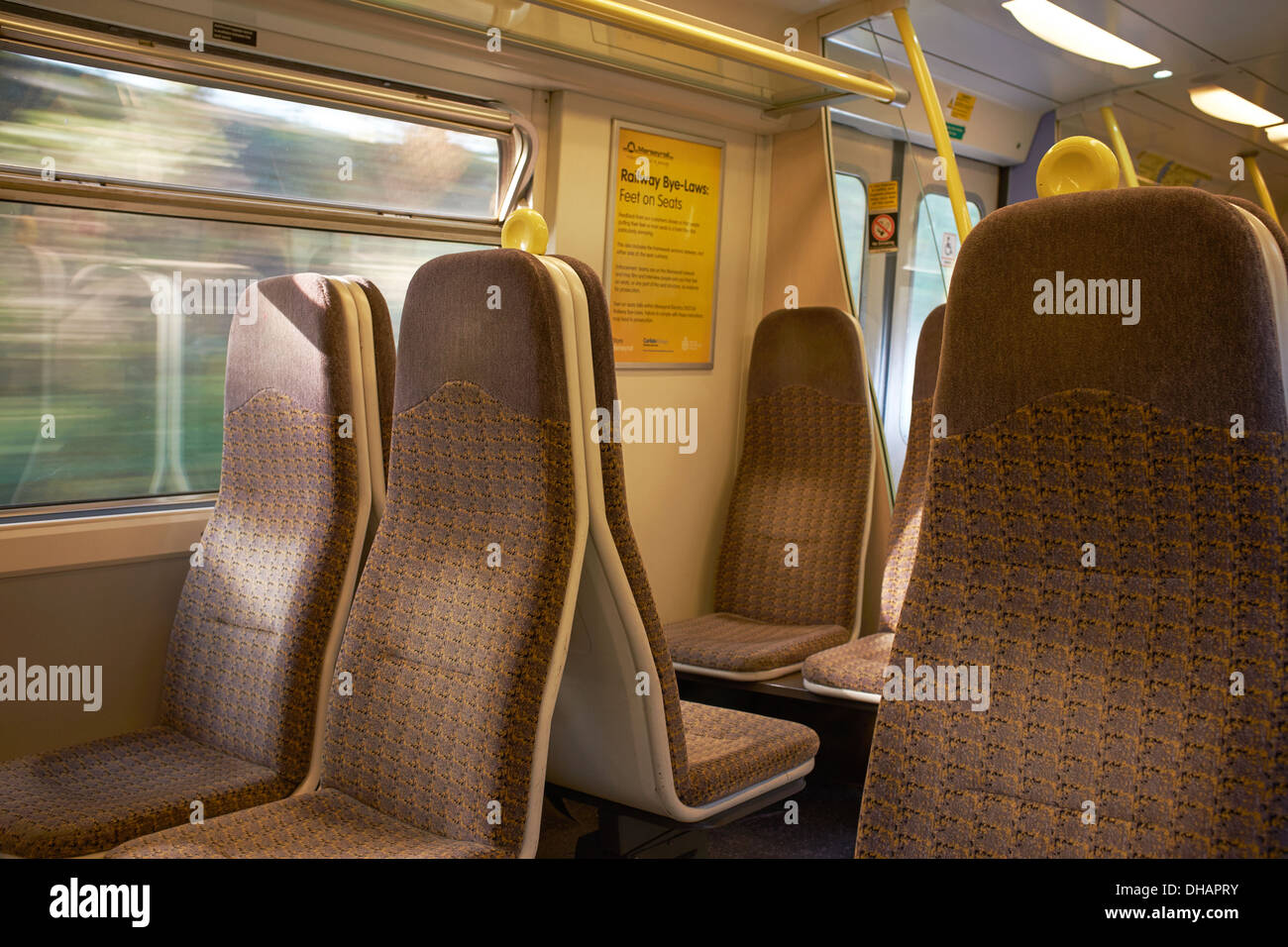 Interno di un carrello vuoto su un treno di Merseyrail Foto Stock