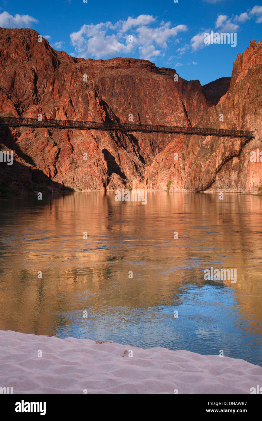 Tunnel nero e il ponte sul fiume Colorado sono parte del South Kaibab Trail, il Parco Nazionale del Grand Canyon, Arizona. Foto Stock