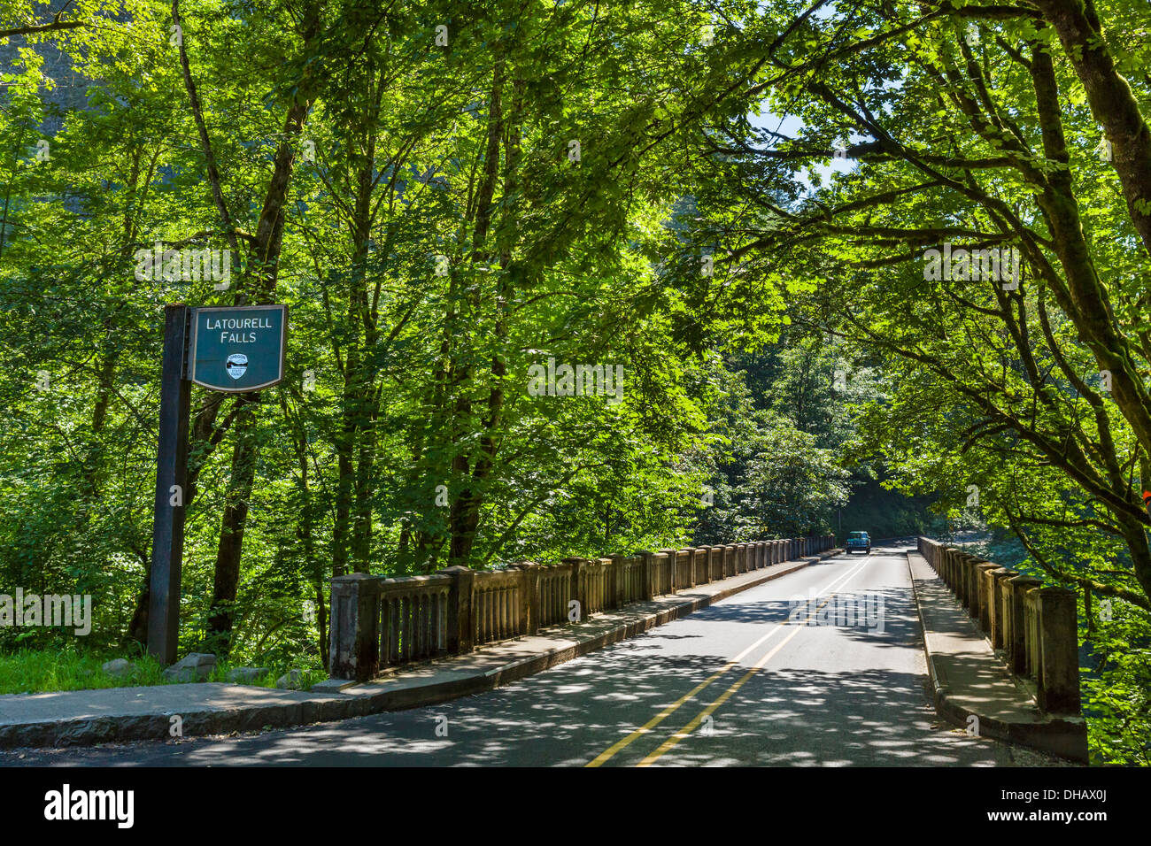 La storica Columbia River autostrada a Latourell Falls, Columbia River Gorge, Oregon, Stati Uniti d'America Foto Stock