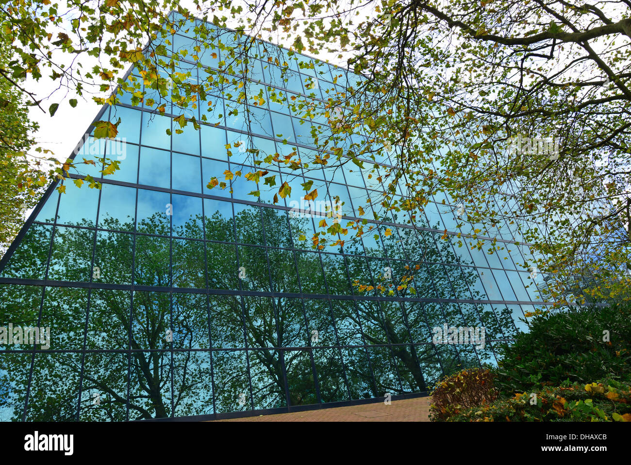 HBOS Financial Services, il 'Blue Leanie' Office Block, Walton Street, Aylesbury, Buckinghamshire, Inghilterra, Regno Unito Foto Stock