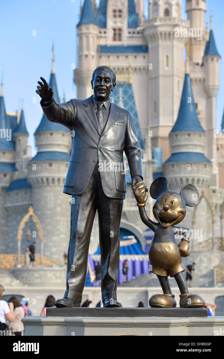 Walt Disney e Mickey Mouse statua che si trova nella parte anteriore del Castello di Cenerentola al Magic Kingdom, Disney World Resort di Orlando, Florida Foto Stock