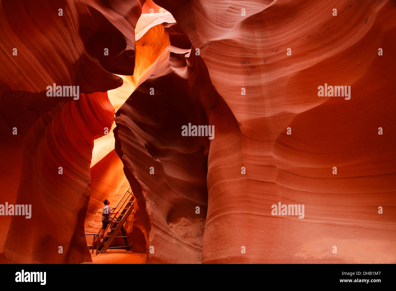 Visitatore nella Bassa Antelope Canyon Slot sulla terra Navajo, Pagina, Arizona. (Modello relesed) Foto Stock