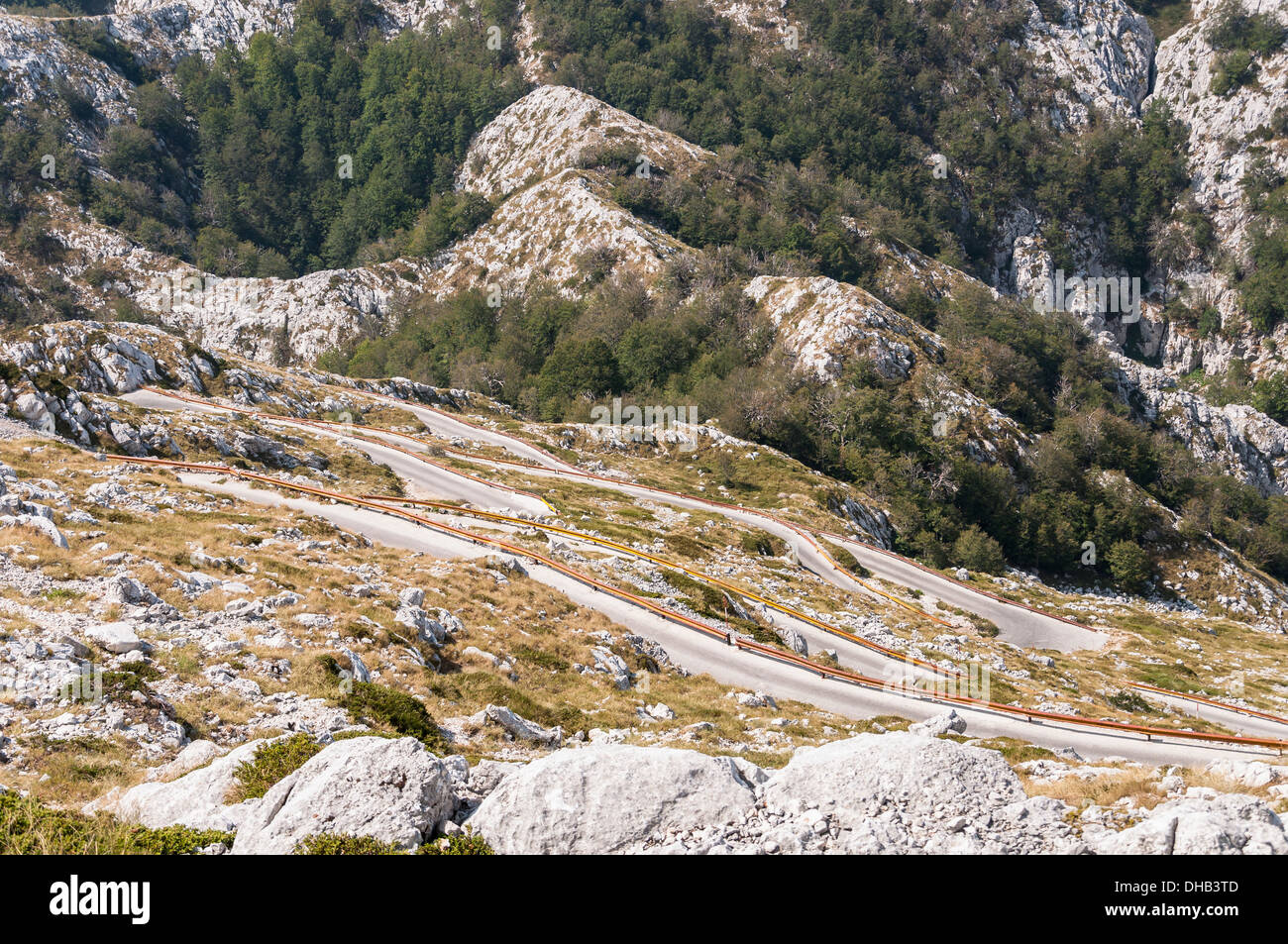 Strada tortuosa per sv Jure picco in montagna Biokovo. Foto Stock