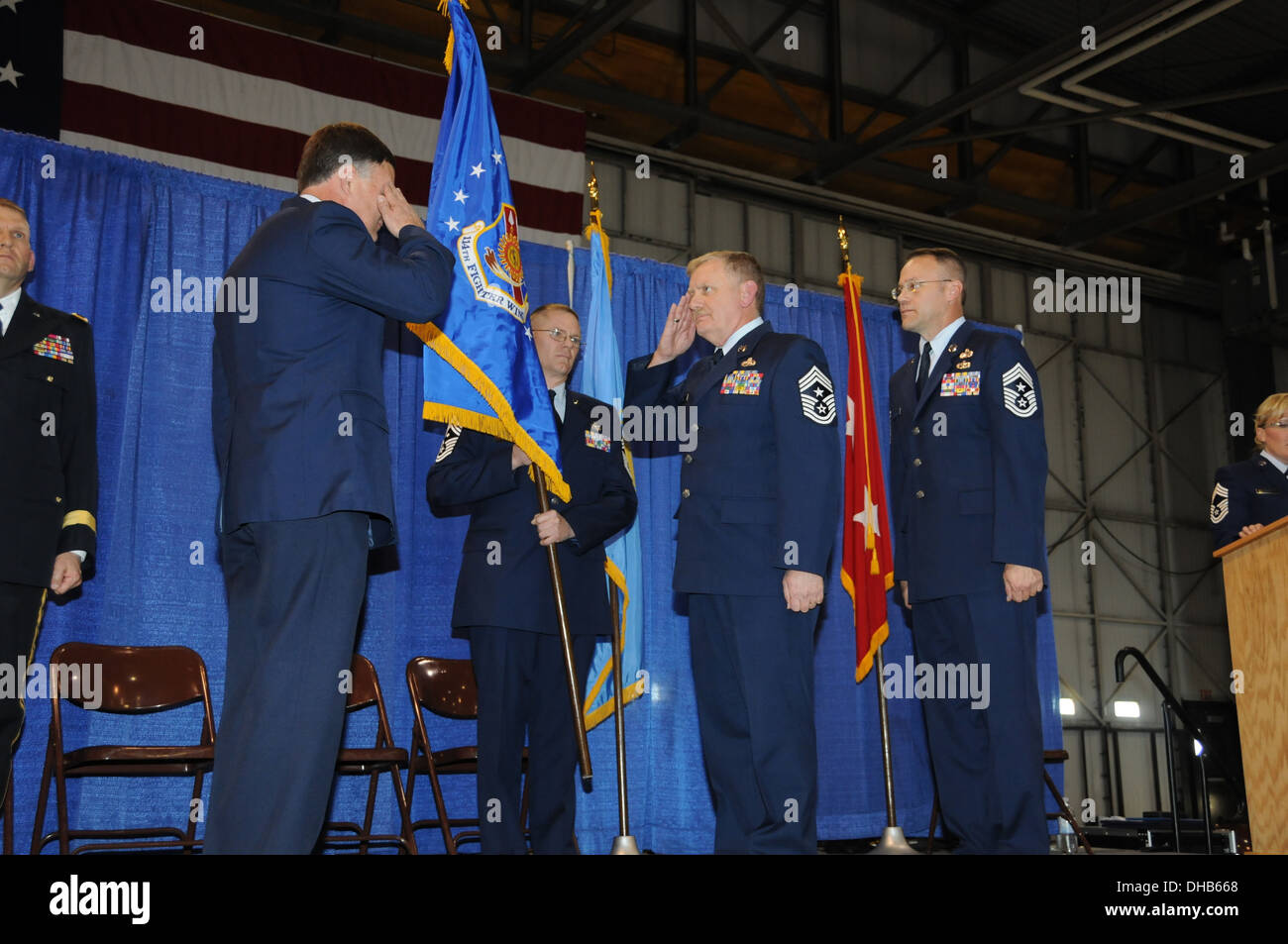 Stati Uniti Air Force Col. Russ Walz, 114Fighter Wing Commander, South Dakota Air National Guard, riceve il guidon dal U.S. Aria Foto Stock