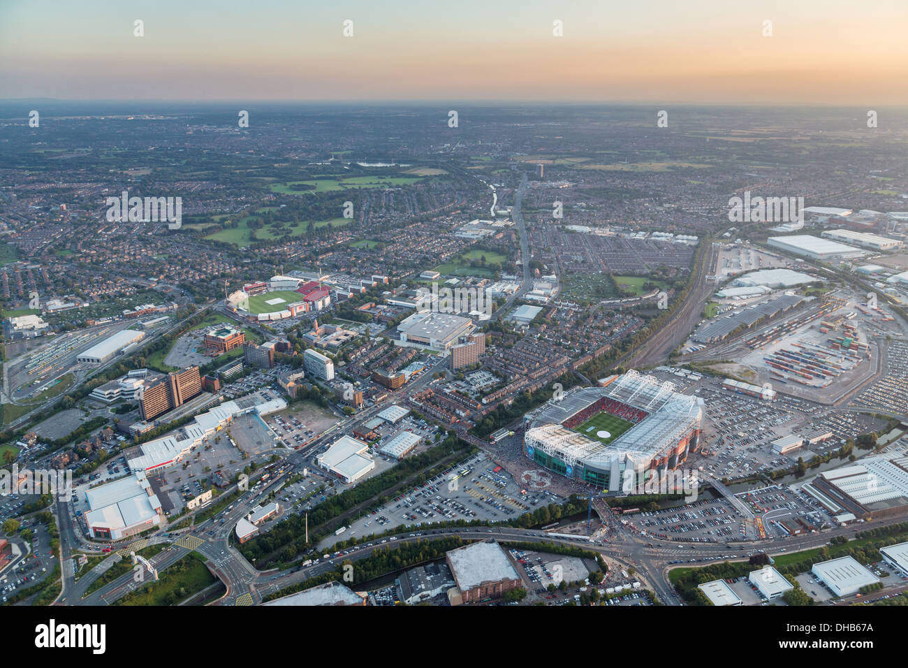 Twilight veduta aerea western Manchester con Old Trafford Football e Cricket Ground in primo piano. Foto Stock