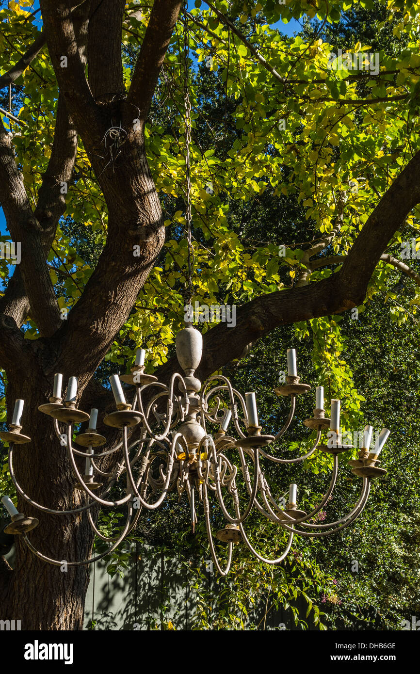 Un lampadario pende da una catena a un albero in Ojai, California Foto  stock - Alamy