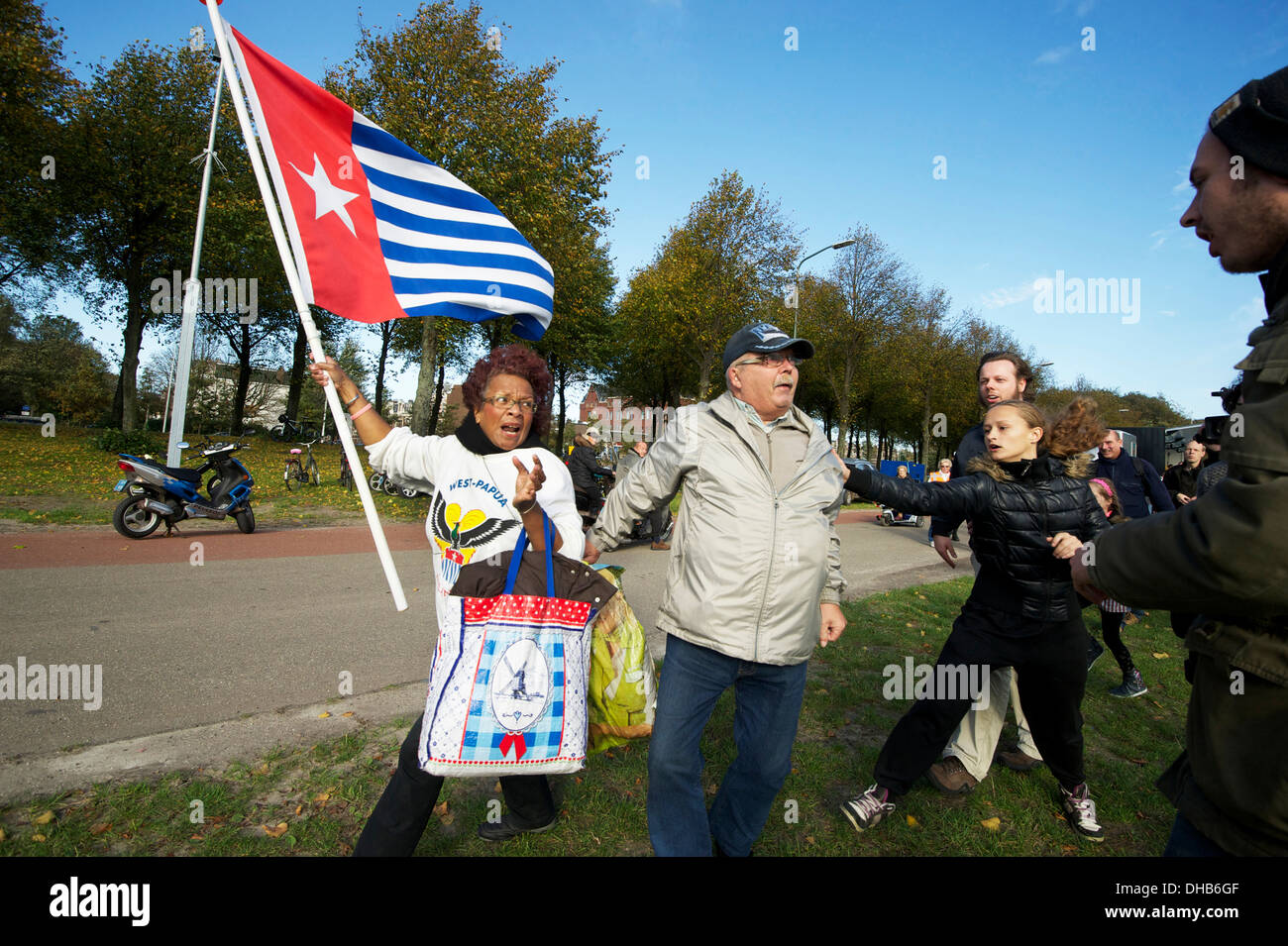 Centinaia di persone mostrano il loro sostegno al 'black Pete' un personaggio che accompagna 'Saint Nicholas' Foto Stock