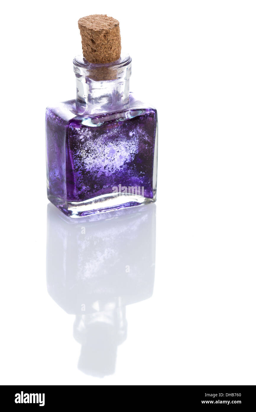 Vetro Antico inkwell con secchi inchiostro blu isolato su bianco Foto Stock