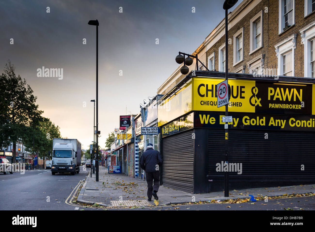 Un uomo cammina passato un Pawnbrokers sul Caledonian Road nel quartiere di Islington, Londra del nord su una domenica mattina di novembre. Foto Stock