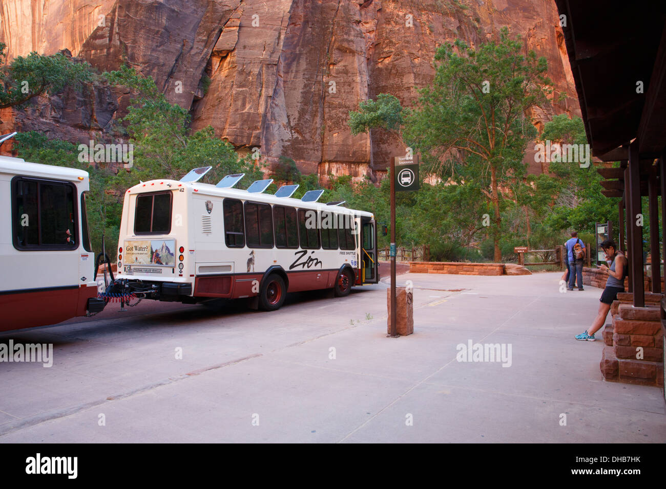 Autobus navetta presso il Tempio di Sinawava, Parco Nazionale Zion, Utah. Foto Stock