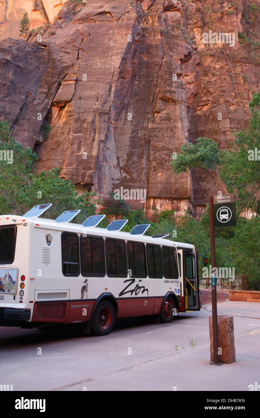 Autobus navetta presso il Tempio di Sinawava, Parco Nazionale Zion, Utah. Foto Stock