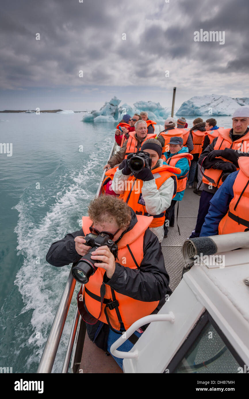 Scattare foto in un viaggio in barca, Jokulsarlon laguna glaciale, Breidamerkurjokull, Vatnajokull calotta di ghiaccio, Islanda Foto Stock