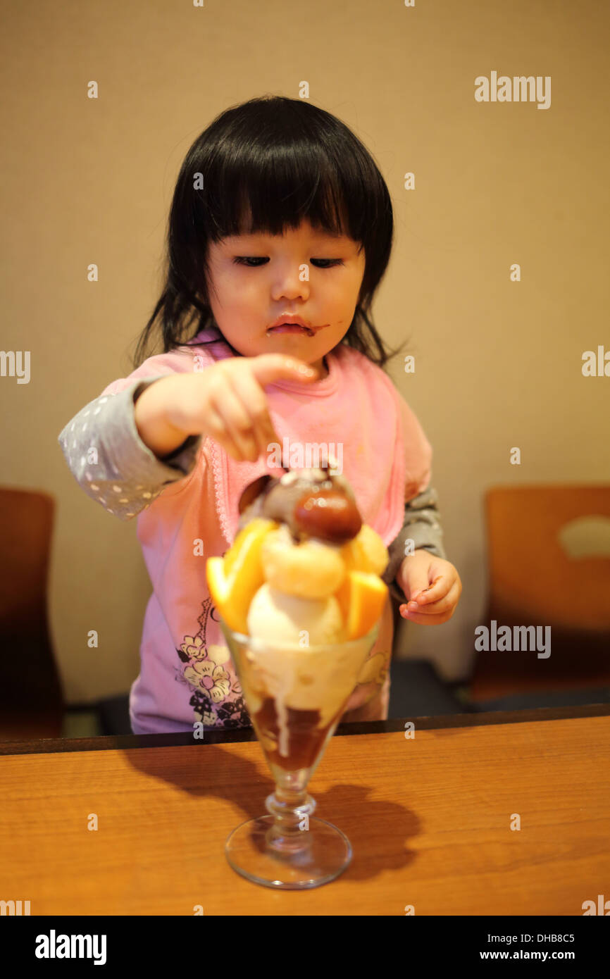 Bambino che mangia Parfait Dessert Foto Stock