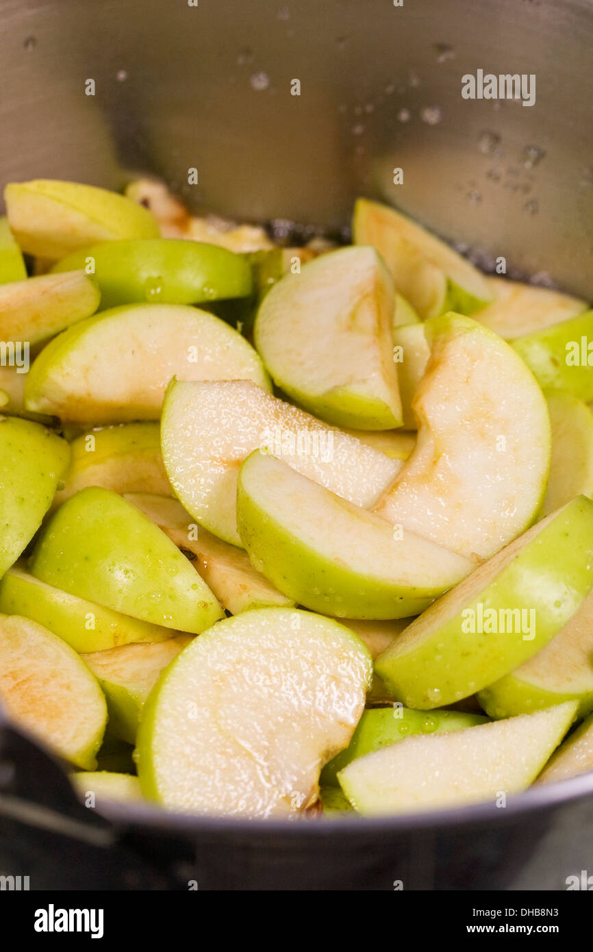 Preparato di mele e il sidro di mele pronta per la cottura per fare sidro di mela burro. Foto Stock