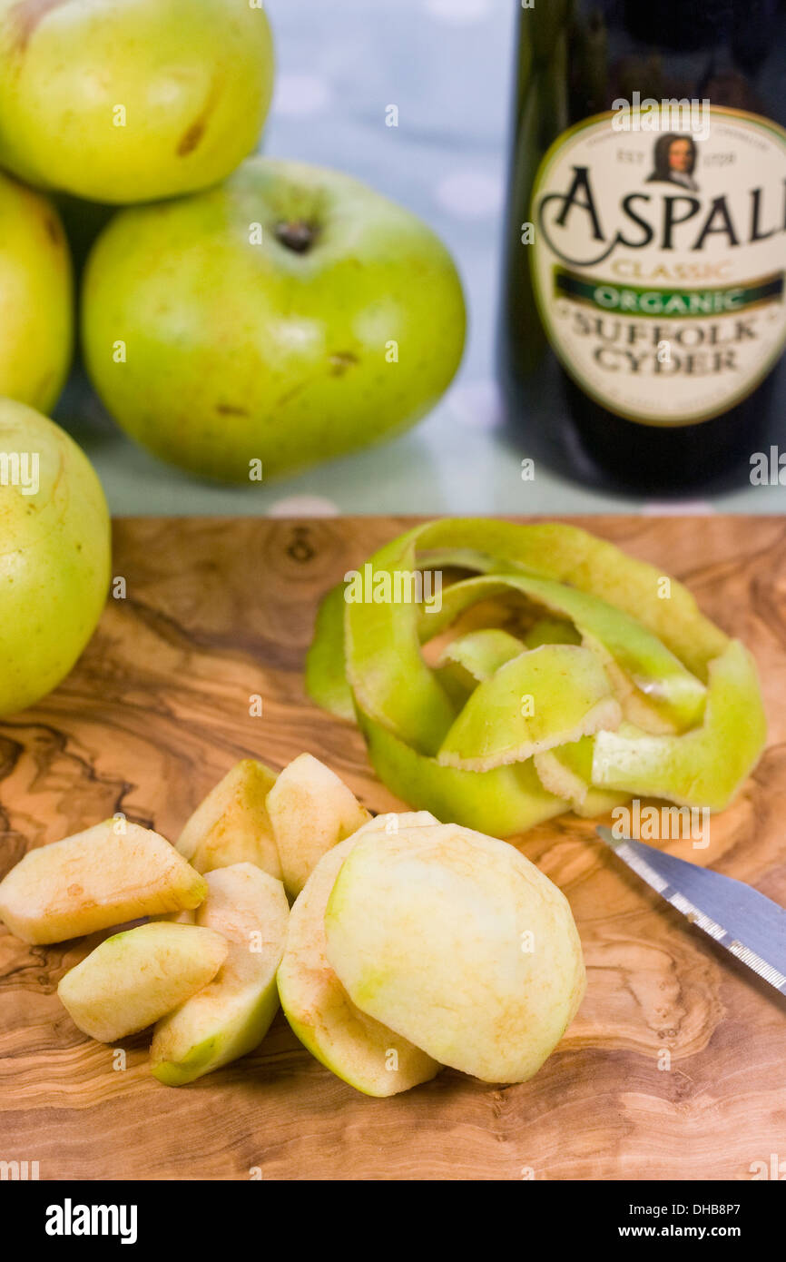 La preparazione di mele per fare sidro di mela burro. Foto Stock