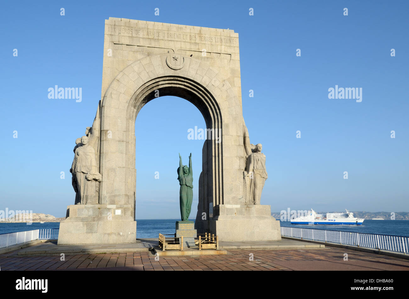 Monument aux Morts d'Orient War Memorial & Ferry Boat Vallon des Auffes Corniche Road o Waterfront Marseille Provence Francia Foto Stock