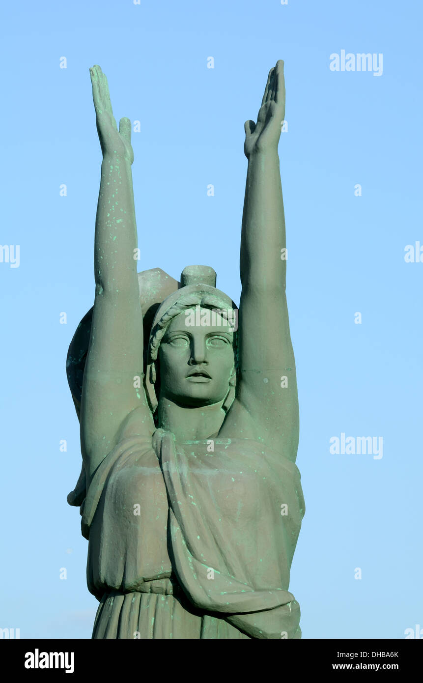 Art Deco Woman With Raised Arms Or Female Sculpture Monument Aux Morts D'Orient Vallon Des Auffes Marseille Provence France Foto Stock