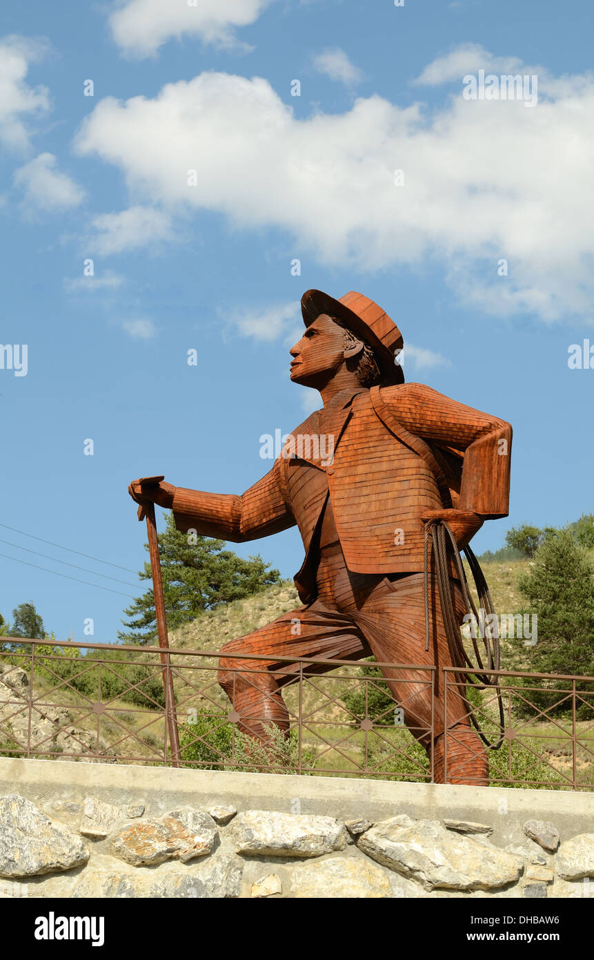 Statua di alpinista Edward Whymper vicino all'Argentière-le-Bessée Parco Nazionale degli Ecrins Alpi Francesi Francia Foto Stock