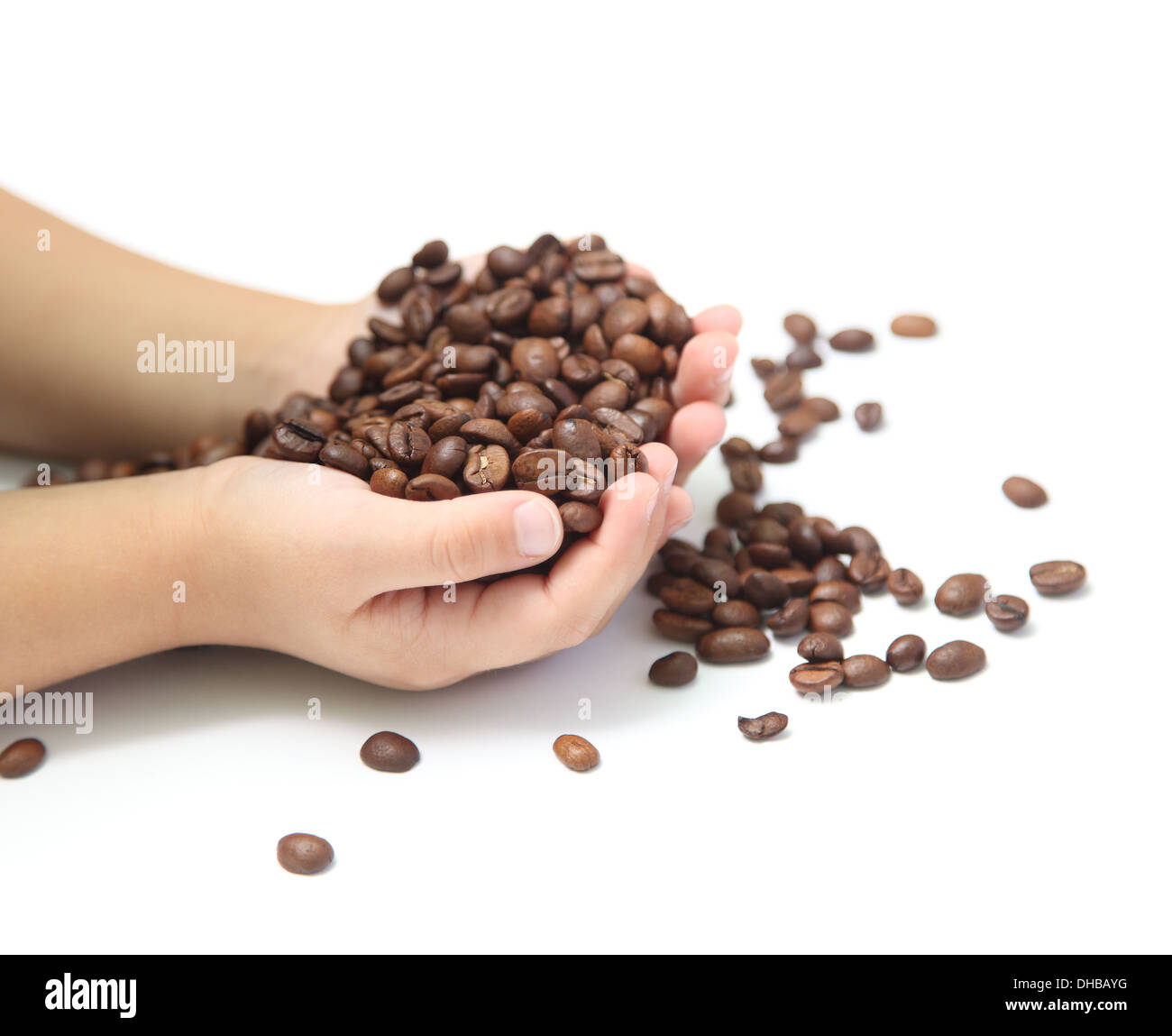 I chicchi di caffè nelle mani di un bambino Foto Stock