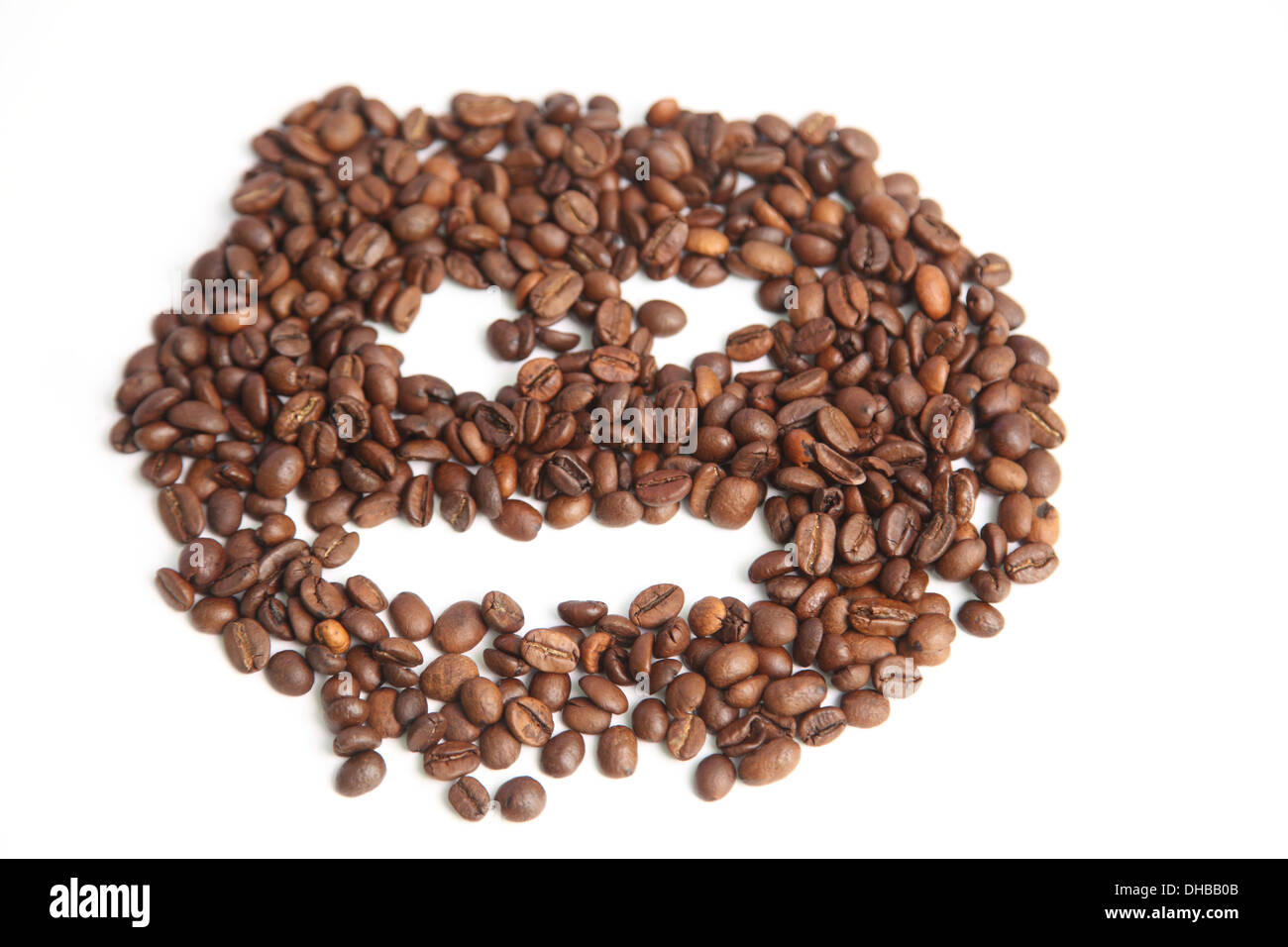 Smiley di chicchi di caffè su sfondo bianco Foto Stock
