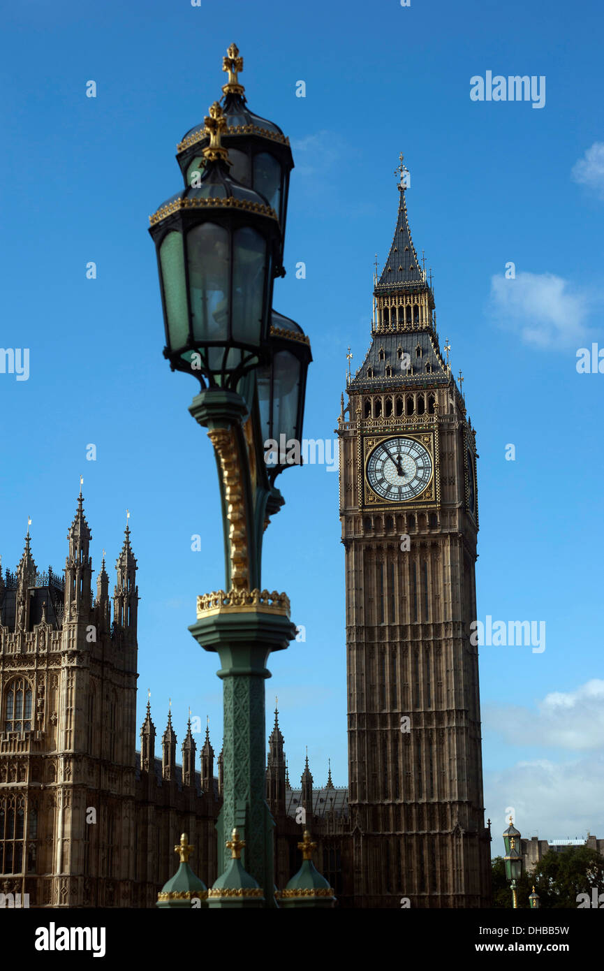 Westminster Bridge Road lampada & Elizabeth Tower, Palazzo di Westminster, London, England, Regno Unito Foto Stock