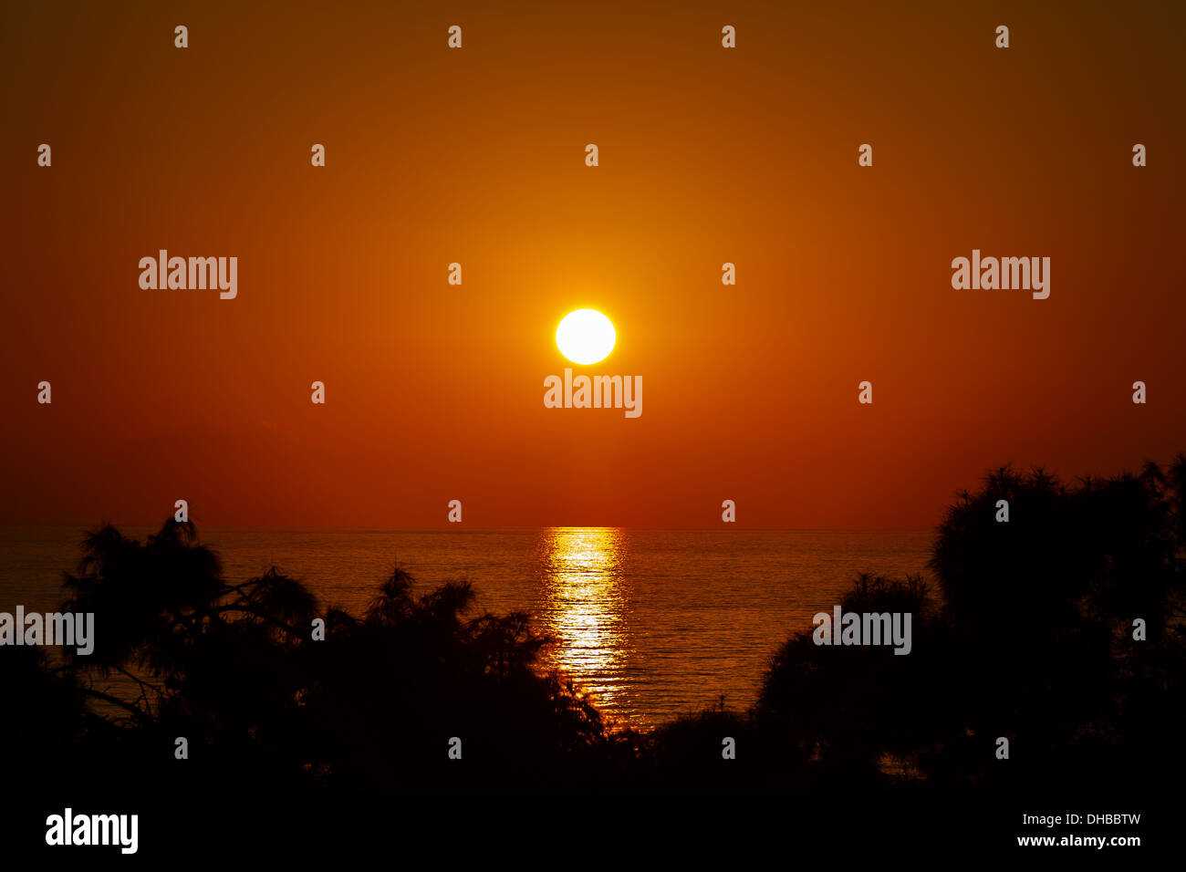 Impostazione di sole attraverso le nuvole nel Mare Mediterraneo Foto Stock