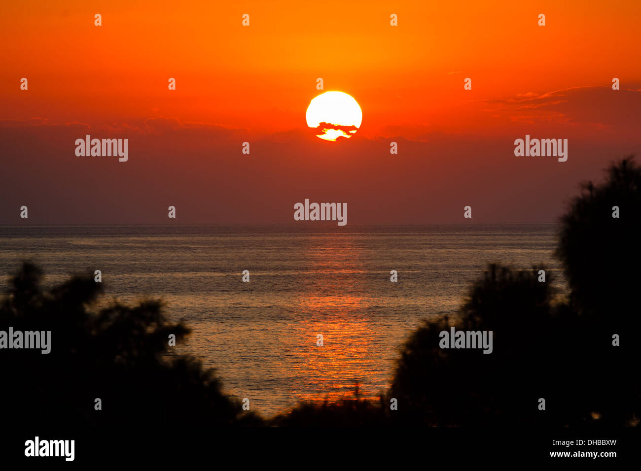 Impostazione di sole attraverso le nuvole nel Mare Mediterraneo Foto Stock