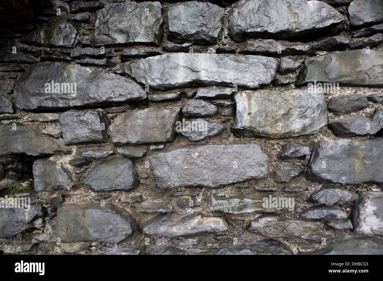 In prossimità di un vecchio e screpolata muro in pietra Foto Stock