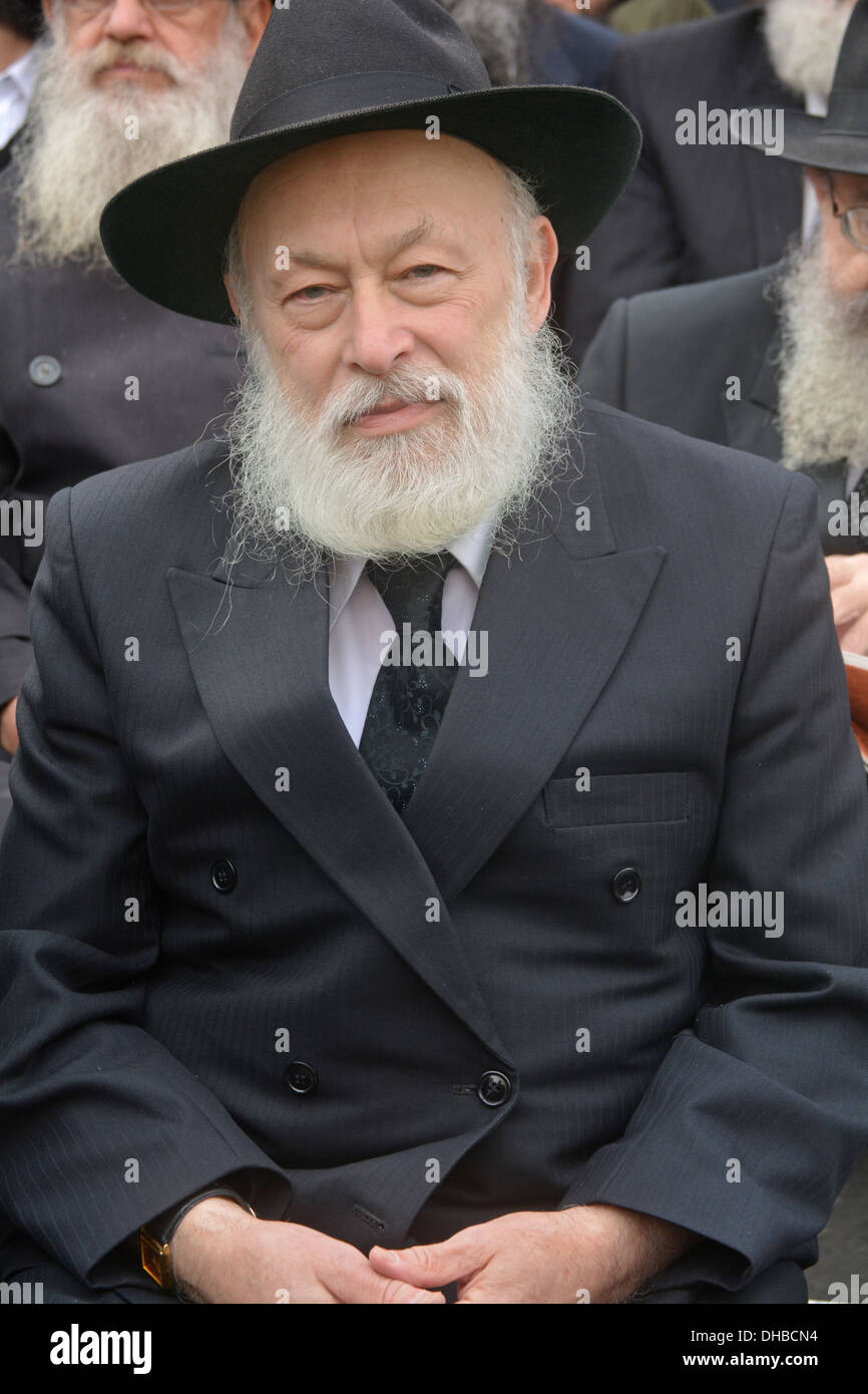 Rabbi Yehudah Krinsky seduto per una foto di gruppo alla convenzione di Lubavitch emissari di Brooklyn, New York 11.3.2013. Foto Stock