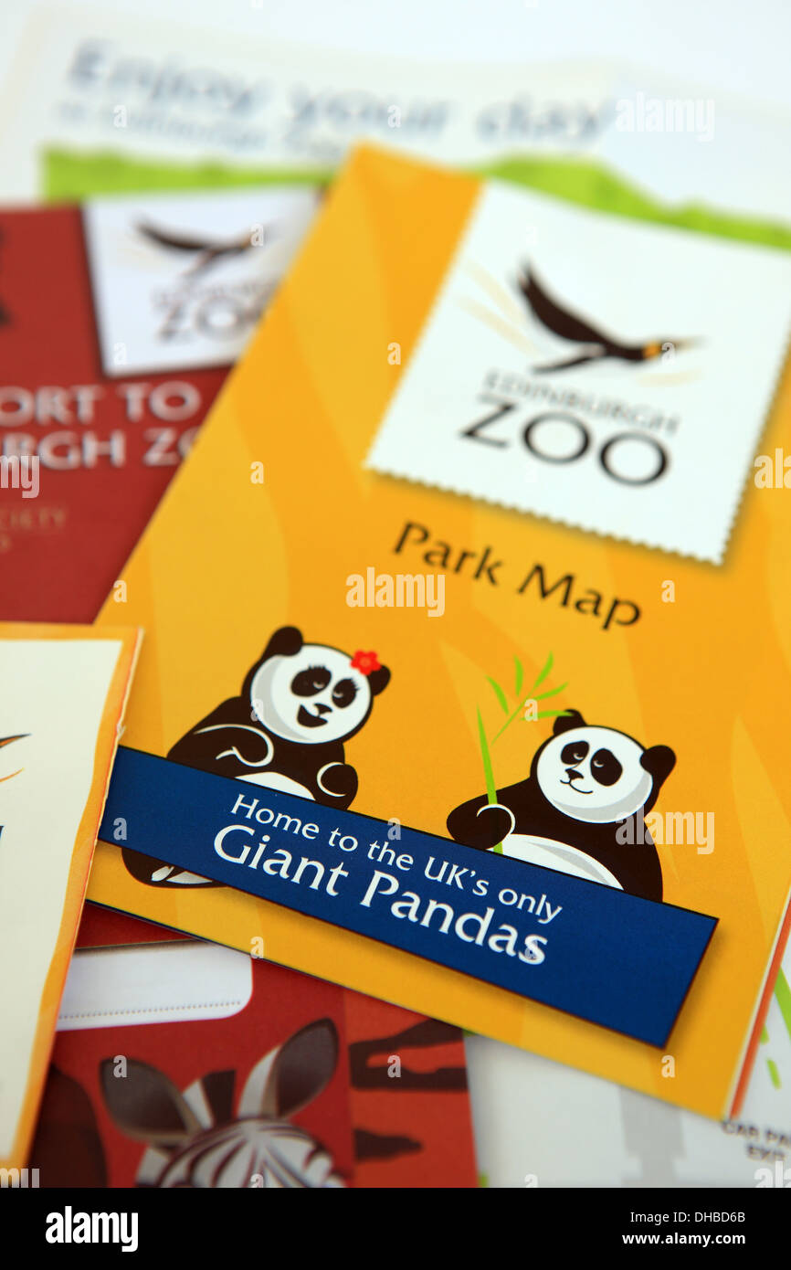 Lo Zoo di Edimburgo mappa del parco e altra letteratura evidenziando il panda gigante che sono in prestito dalla Cina in dieci anni di trattativa Foto Stock