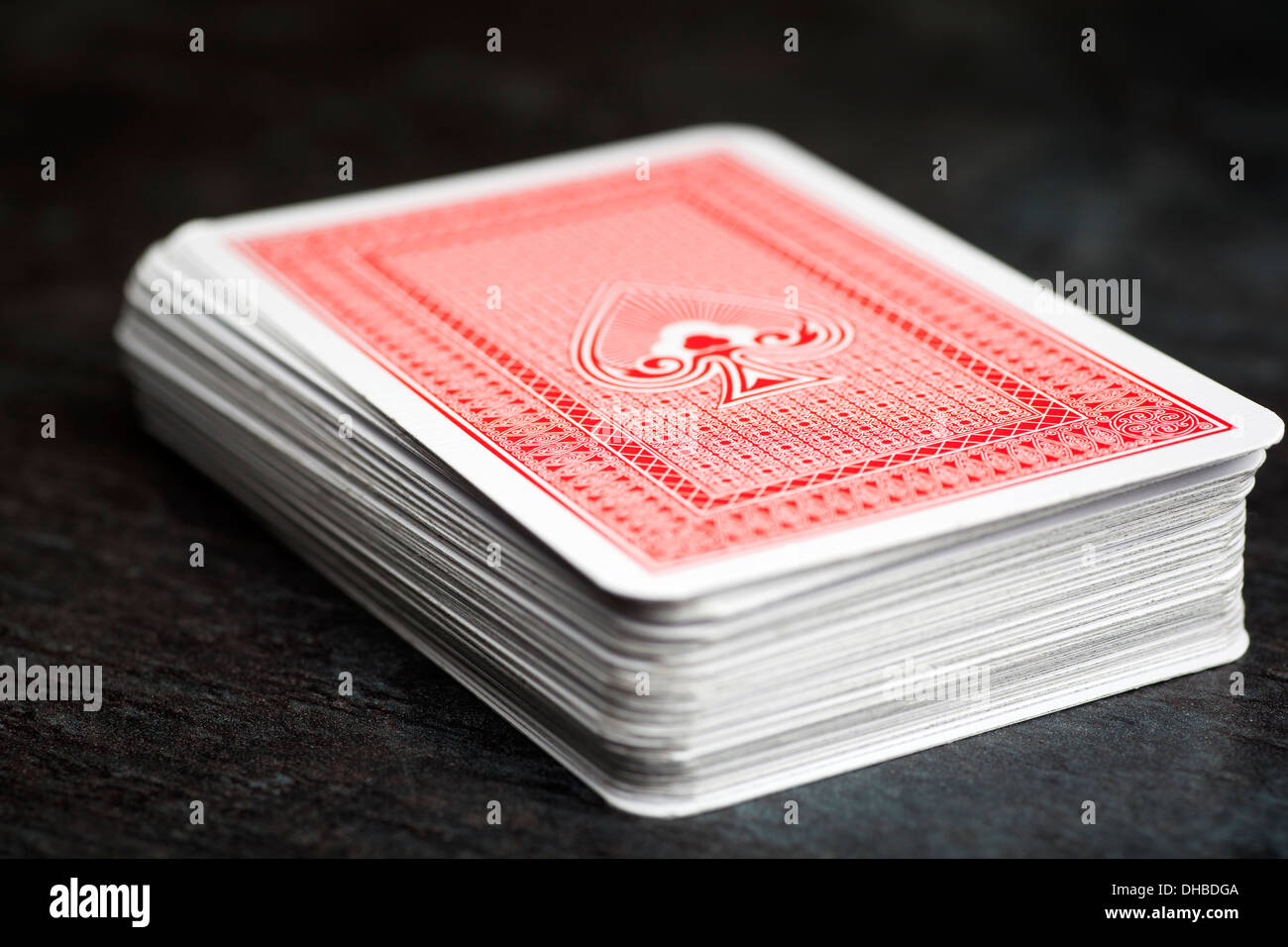 Mazzo di carte da gioco con design rosso Foto Stock