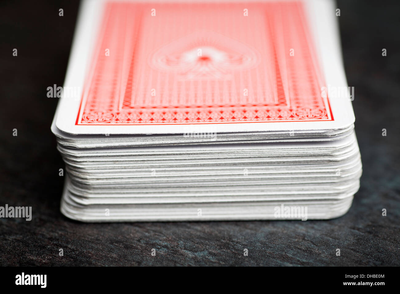 Mazzo di carte da gioco con design rosso Foto Stock